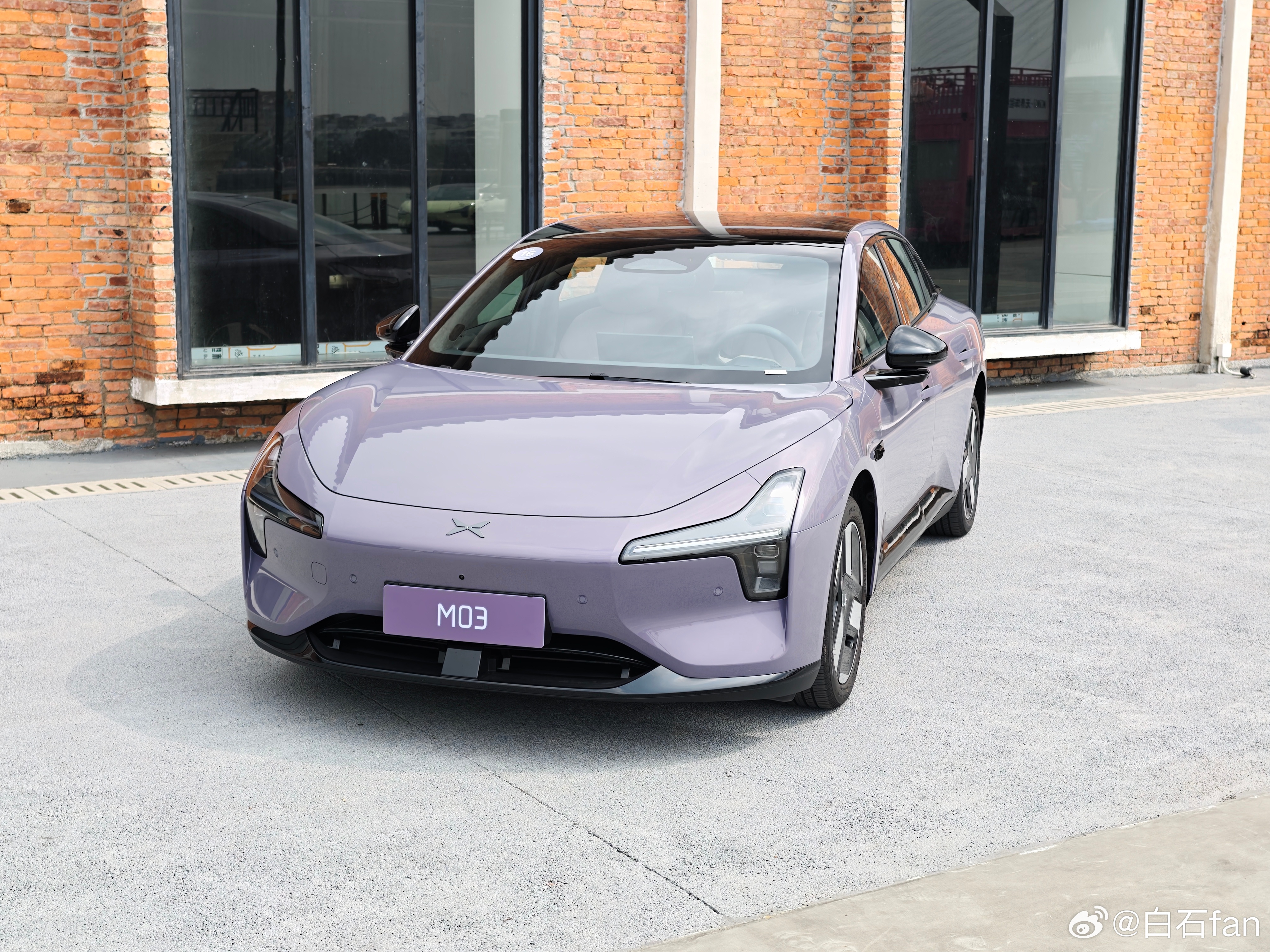 新款小鹏MONA M03的新增两个外观配色紫色和牛油果绿前者和之前的M03 Ma