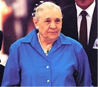 [浮云]1939年，蒋经国的妻子蒋方良正在屋内行走。突然，她脱光了自己的衣服，从