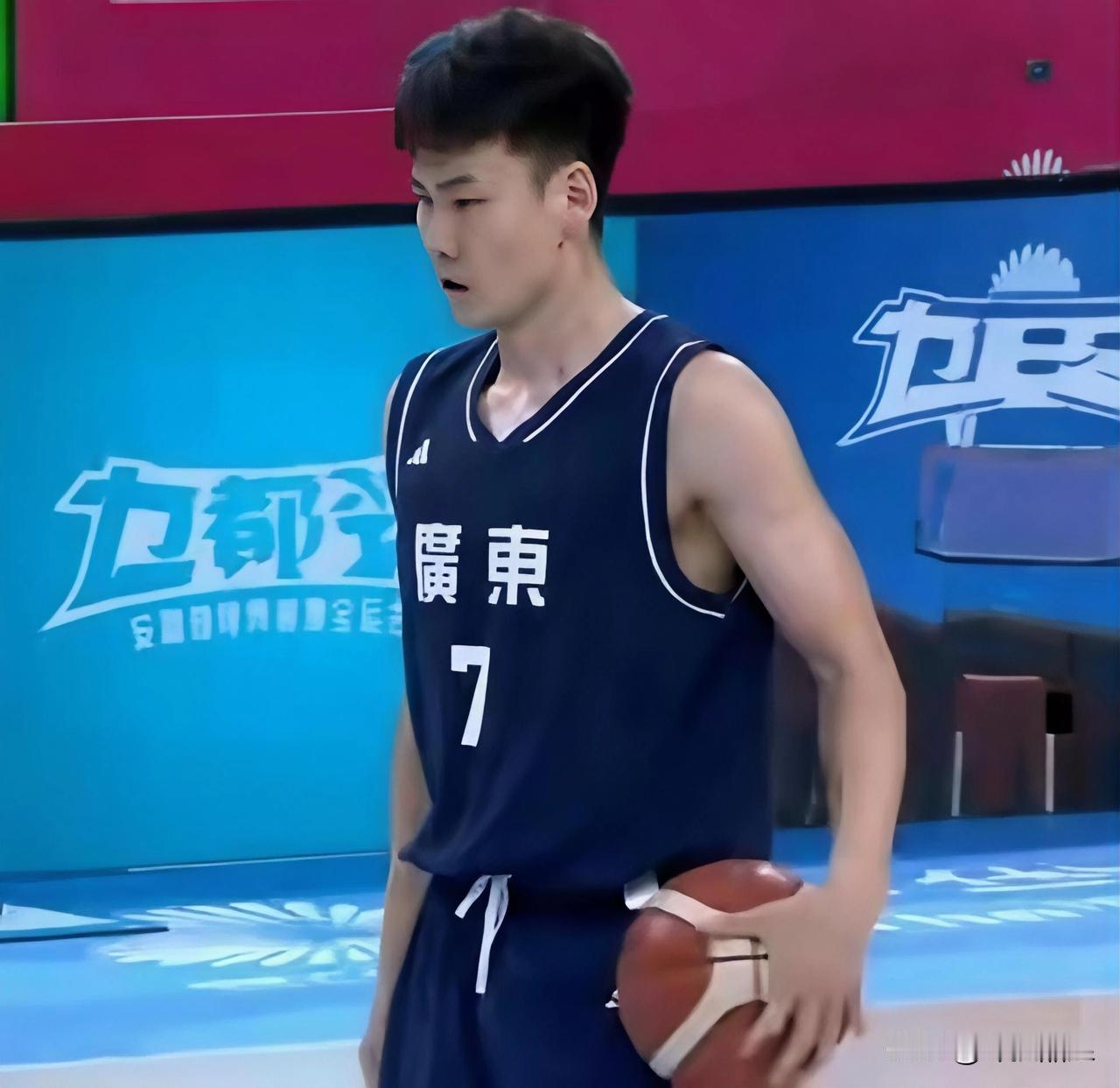 广东全运男篮今晚以107-65大胜天津晋级半决赛，三大赢球功臣！
1.王睿泽
王