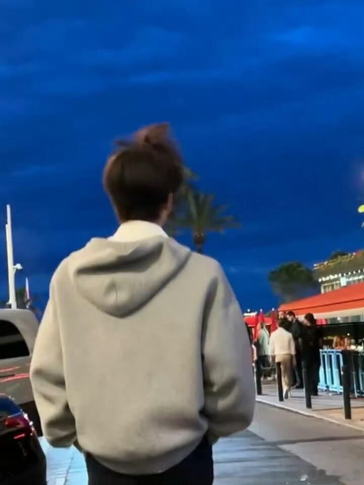 张凌赫[超话]  张凌赫竟然发了六十张live图😭这跟报备有什么区别张凌赫｜ 