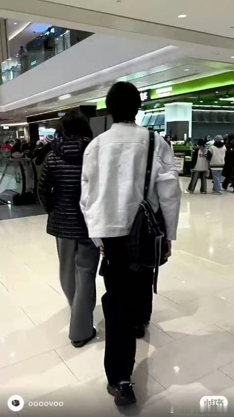 王橹杰商场逛街被偶遇 这个王橹杰腿也太长了吧！站在人群中太亮眼了～ 