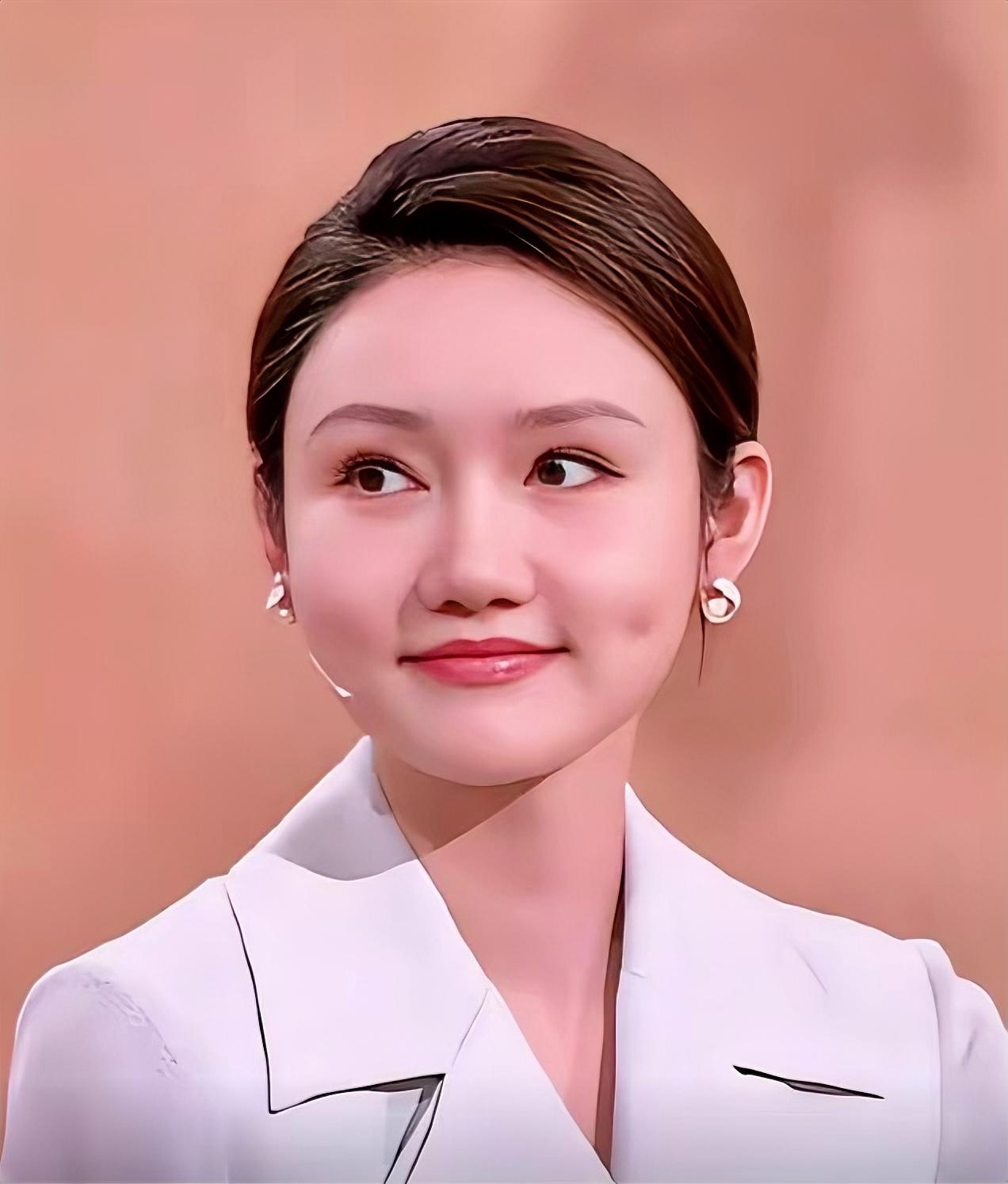 2026年马年春晚刚结束，龙洋就因眼神问题成了全网焦点。网友质疑她看提词器，吐槽