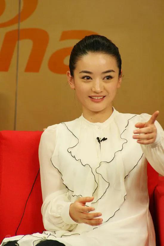 朱杰，长相甜美，温婉可人，拥有多年的演艺经验，她曾出演过很多经典的作品。

像《