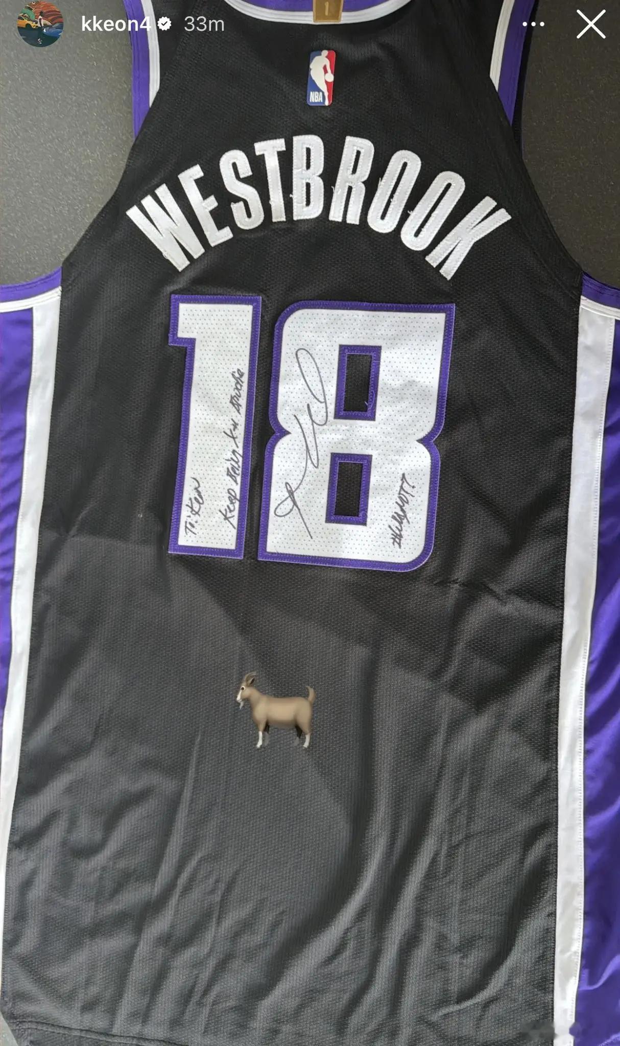 埃利斯更新社媒晒出赛后威斯布鲁克向其赠予的个人签名球衣，并配文🐐 