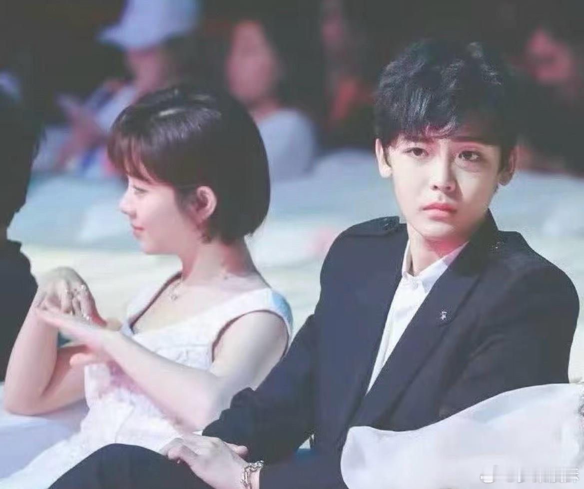 谭松韵和侯明昊很早之前就认识了吧，当时两人挨着坐，而且还是同担，都喜欢JJ林俊杰