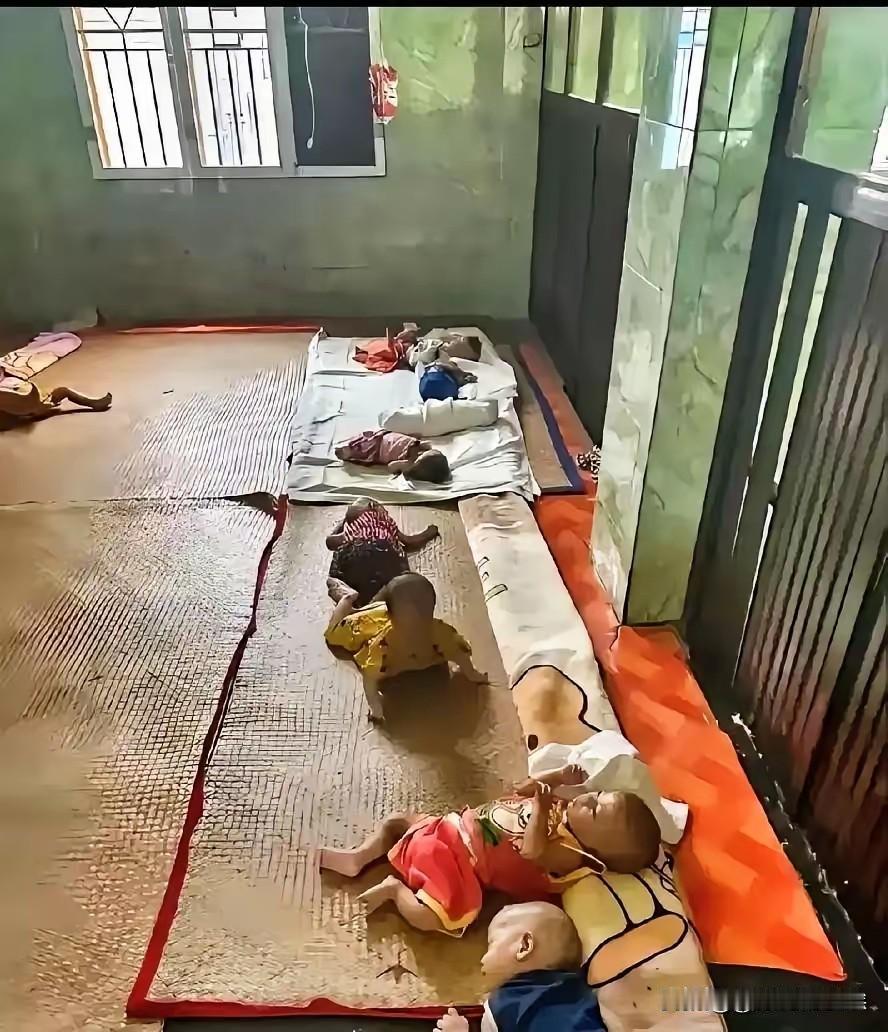 很多人去孤儿院领养孩子，专挑那种躺在小床上一声不吭、特别乖巧的婴儿。问了一个干了