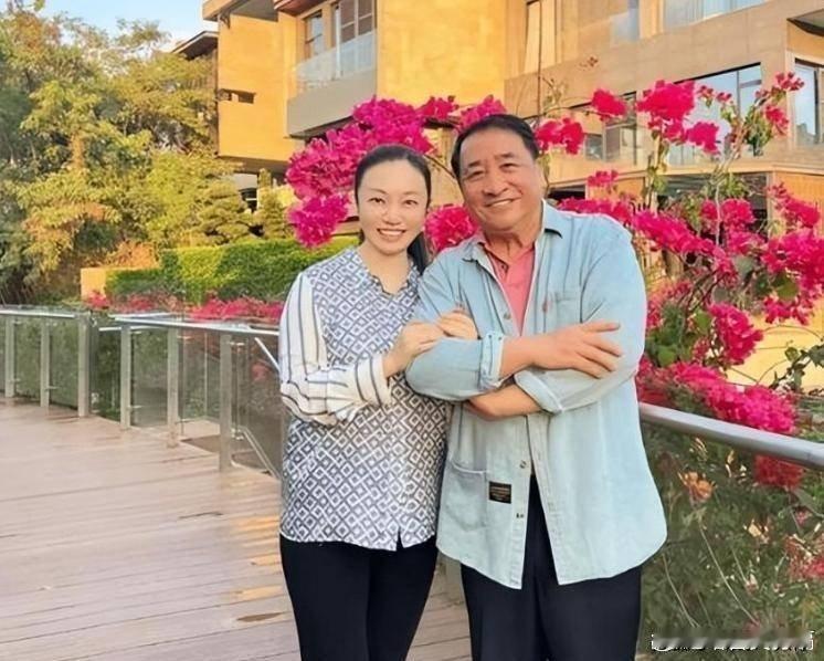 凤凰新闻【75岁姜昆近况曝光：与46岁单身爱女相依为命，日子过得让人羡慕，这对父