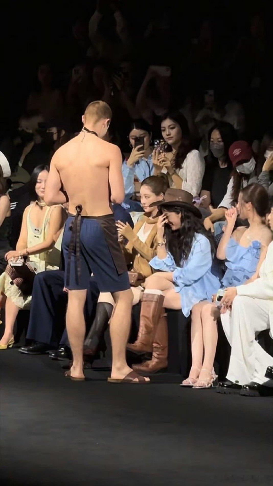 沈月看到半裸男模的反应 腹肌是男模的，快乐是沈月给的，共鸣是我们的。当内娱充斥精