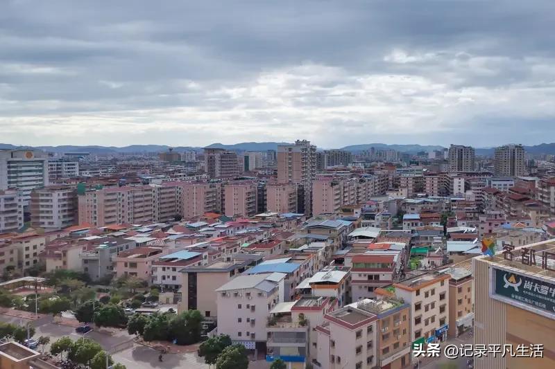 今天在梅州的梅江边散步，风里飘着淡淡的柚子花香。
江边老榕树下，几个阿公阿婆在唱