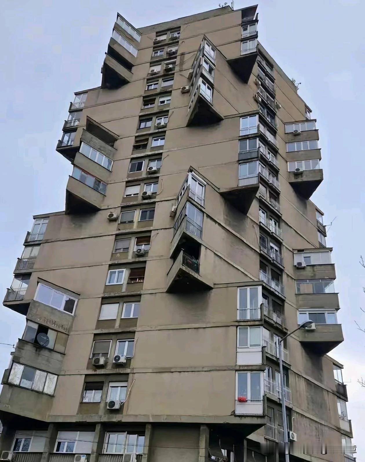 这建筑
为什么中国的设计师就是不行？
有棱有角，这种房子好住吗？
另类的建筑风格