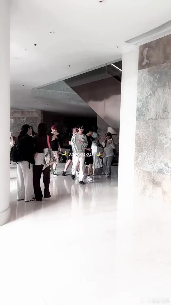 成毅条纹衬衫白裤look 狩谎成毅开机上班 狩谎成毅开机上班，成毅条纹衬衫白裤l