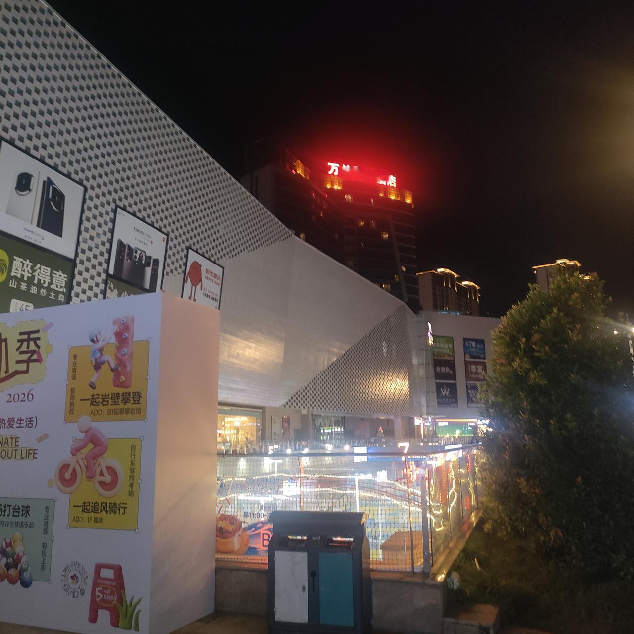 一个劳荣枝让不少人知道厦门有个蔡塘广场，这个厦门第一个由村民集资的商场，经过重新