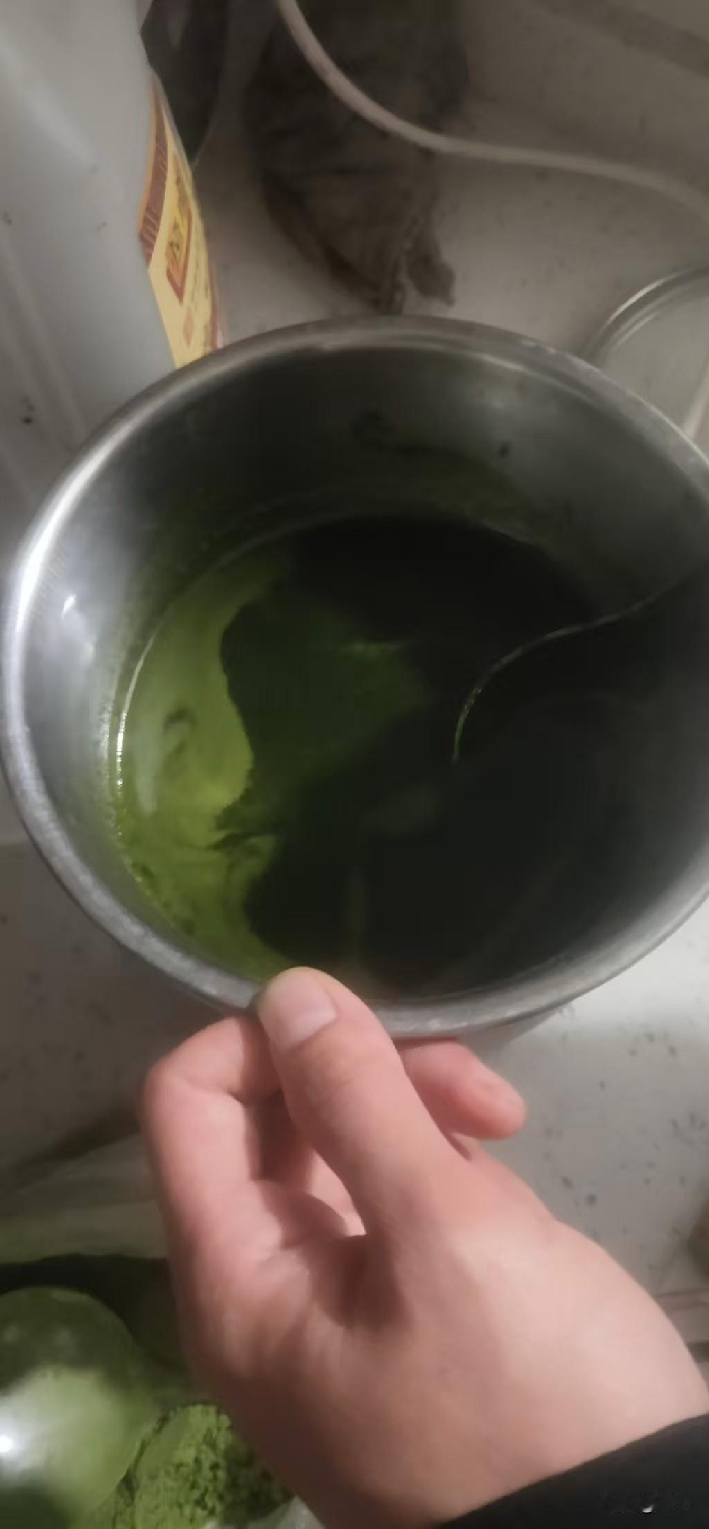 自己做的猪油柿子叶膏，听网上吹效果有多好多好，自己就做了五瓶，迫不及待的用了几天