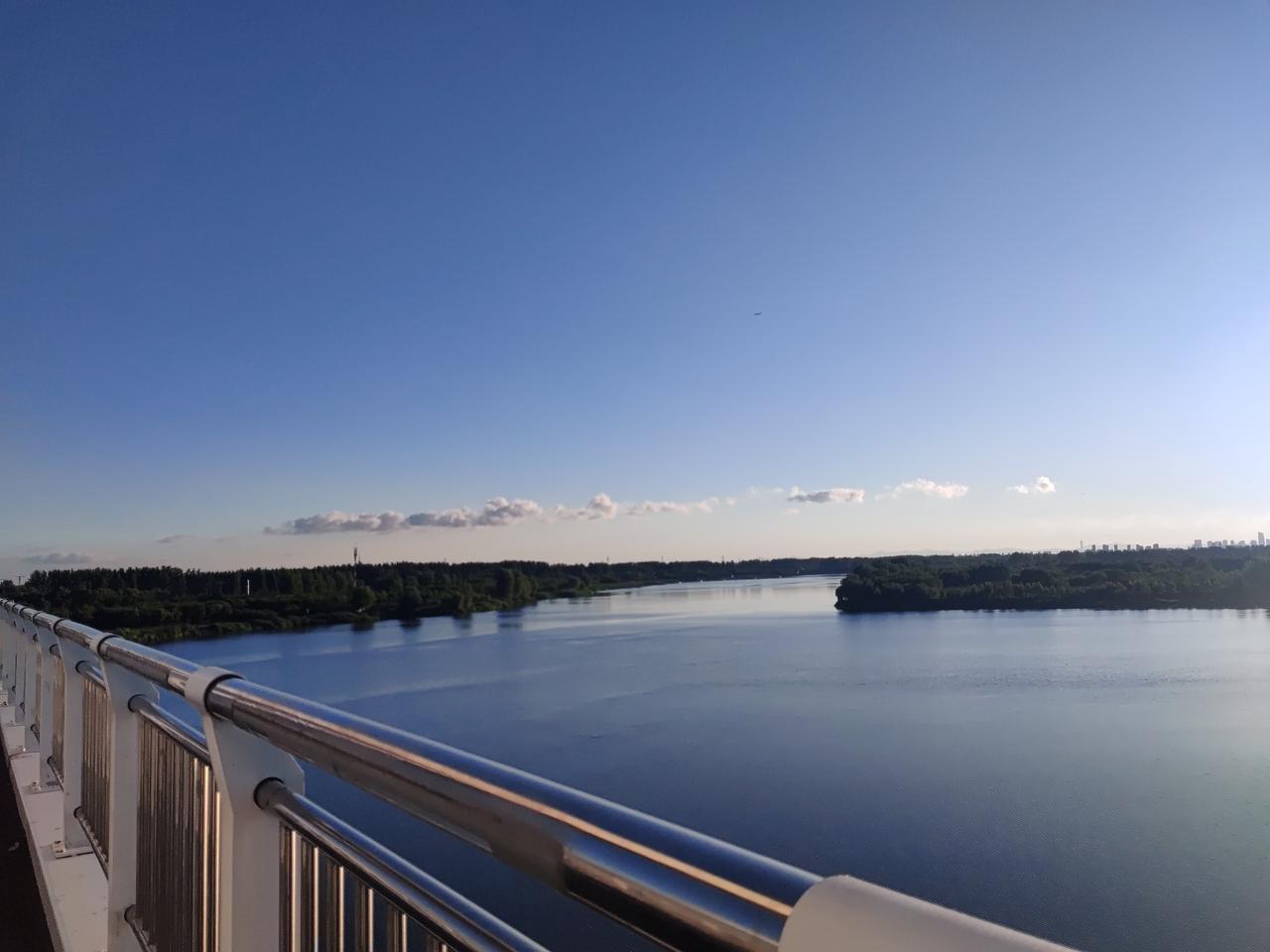 🌅✨ 夕阳下的河流美景，在桥上俯瞰，感受大自然的宁静与美好。