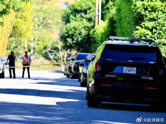 女子朝蕾哈娜家开枪被捕 据TMZ，洛杉矶时间周日下午，一名女子驾车至蕾哈娜比弗利