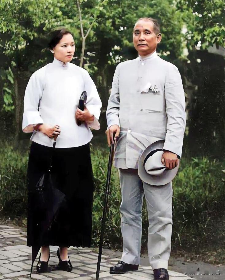 1921年的广州，28岁的宋庆龄站在55岁的孙中山身旁，这对相差27岁的恋人眼中