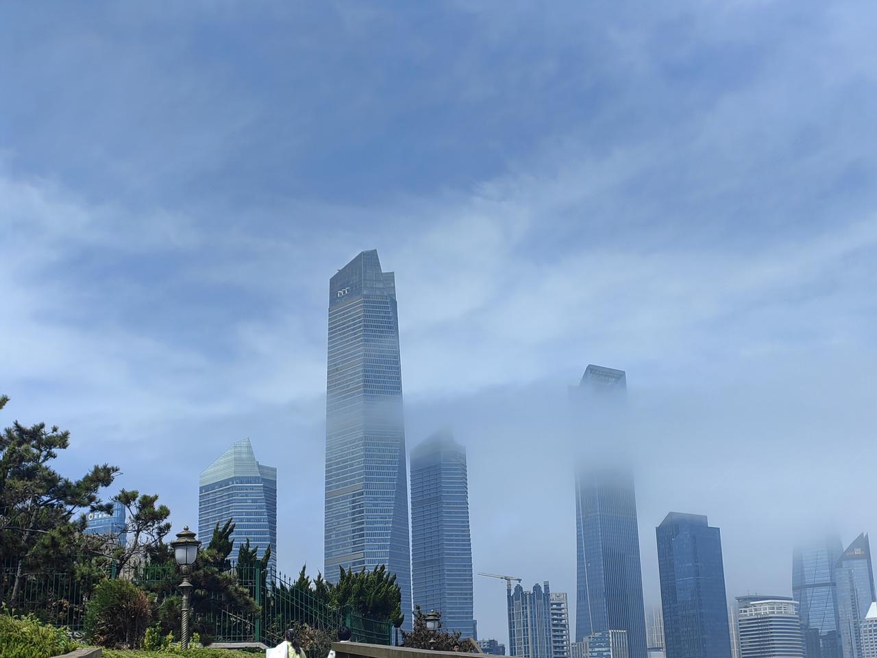 春日生活打卡季晨雾绕楼