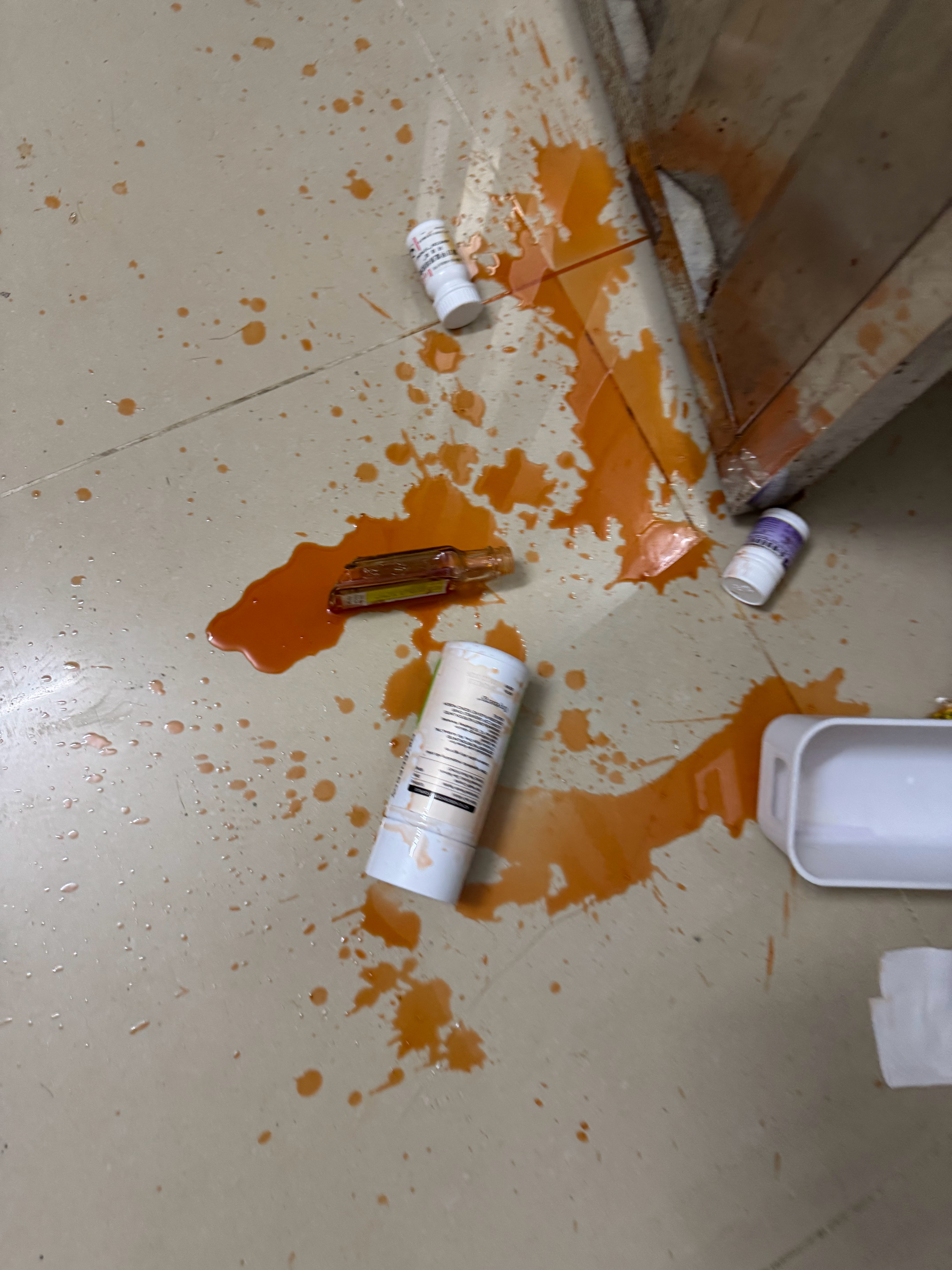 这猫谁爱要谁带走吧！半夜拆家又打破我一只红花油，我现在在房间熏得要yue，怎么擦