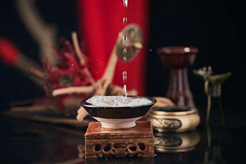 看到“一瓶二锅头三四好友一醉方休”这个上联，瞬间来了兴致。这上联把喝酒聚会的畅快