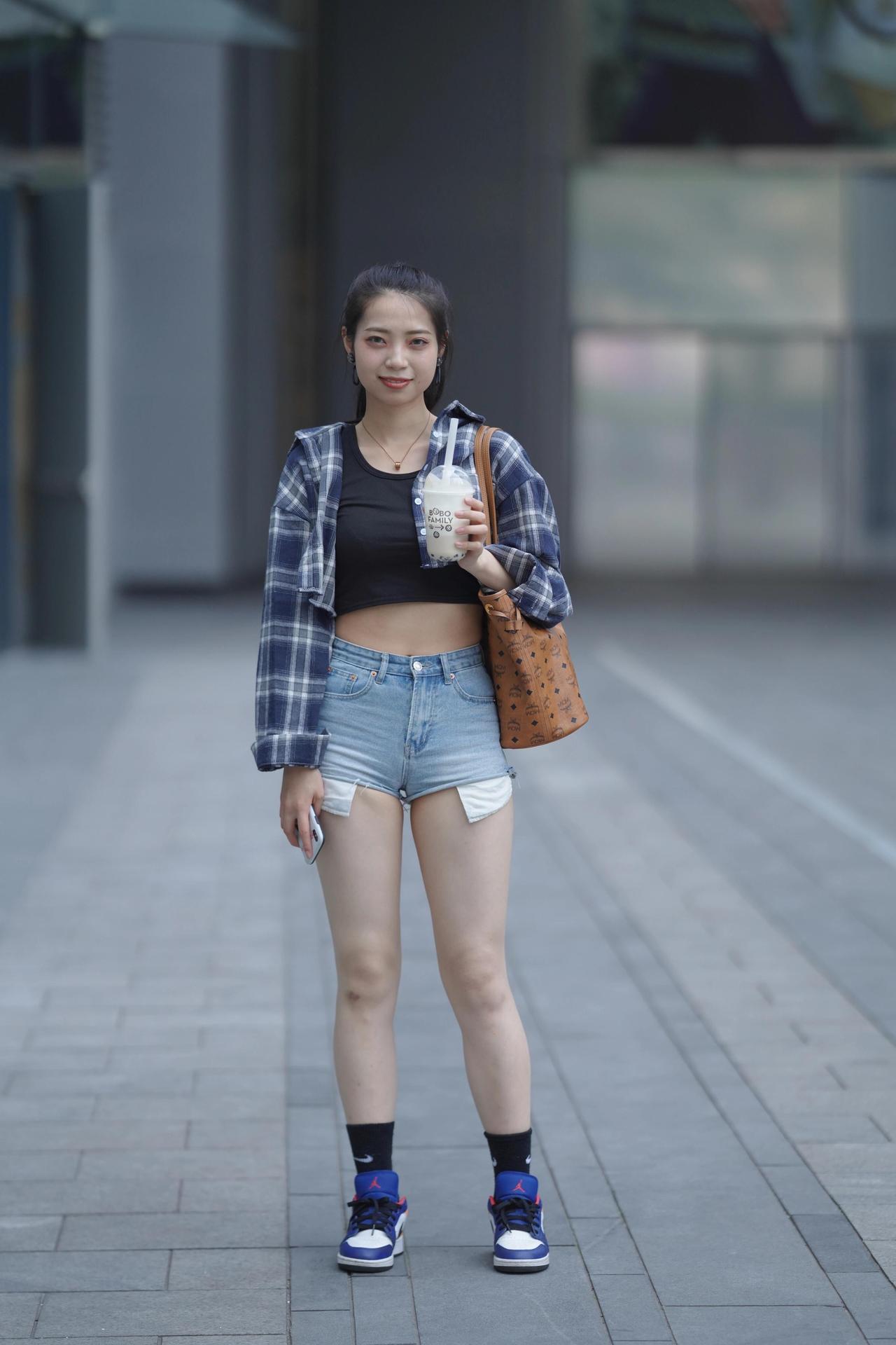 逛商场被要链接！格纹衬衫+热裤把“辣妹松弛感”焊死了
这套“辣妹+随性”穿搭真的