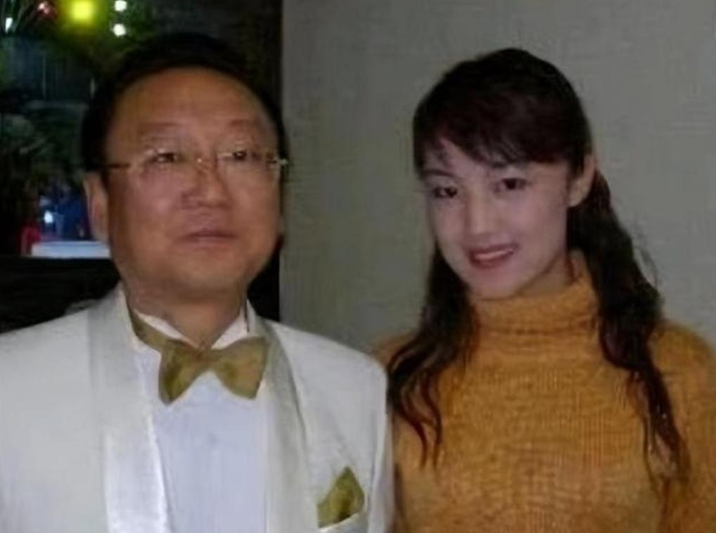 2004年，一位名叫姚曼的女子将著名歌唱家蒋大为告上法庭，声称自己是他的情人兼经