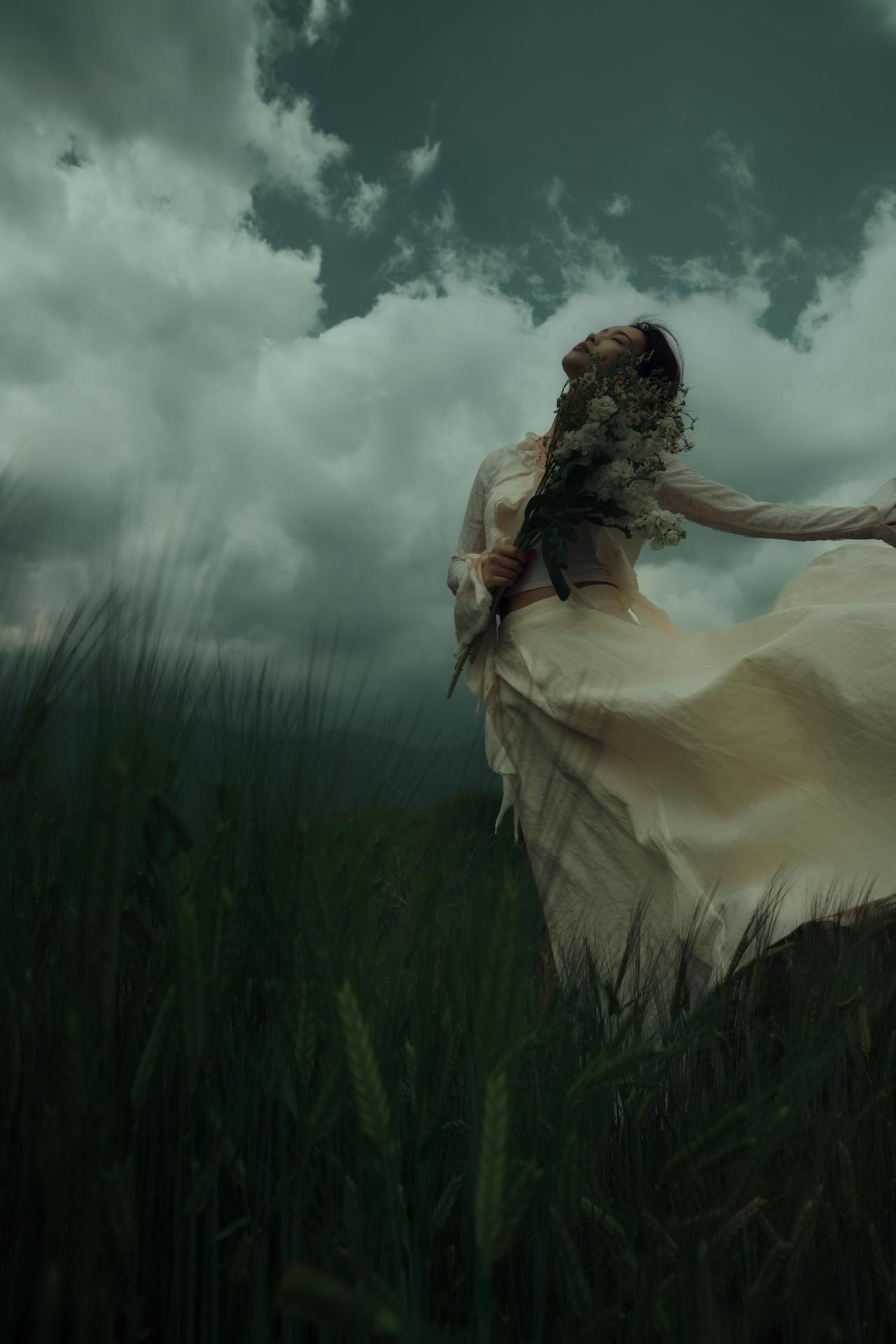 有时候，我们外出人像创作，在于拿到一些“反差感”：象征希望与生机的花束，与压抑沉