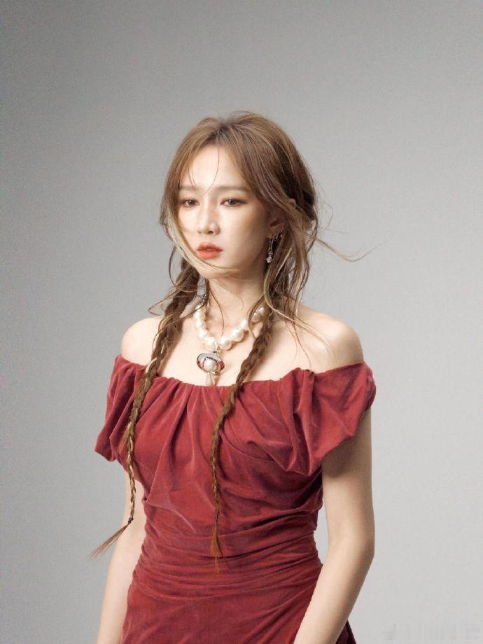 孟佳cha了复仇摇孟佳随便跳一跳都碾压级好看，复仇摇被她跳出专属飒爽气场。你好星