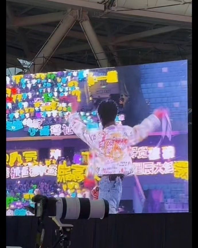 穆祉丞看灯牌，这个恩仔好幸福吧！ 穆祉丞看灯牌