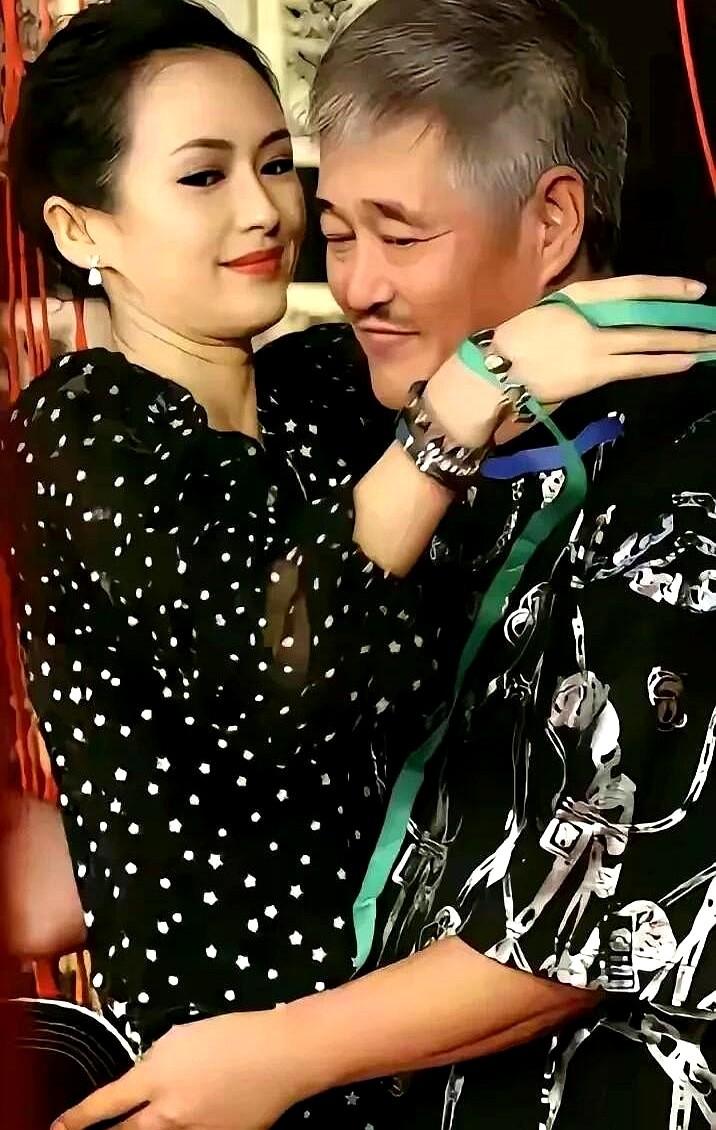 赵本山搂着的这一位女演员是谁？

她的美不在颜值而是美轮美奂的身材，身材凹凸有致