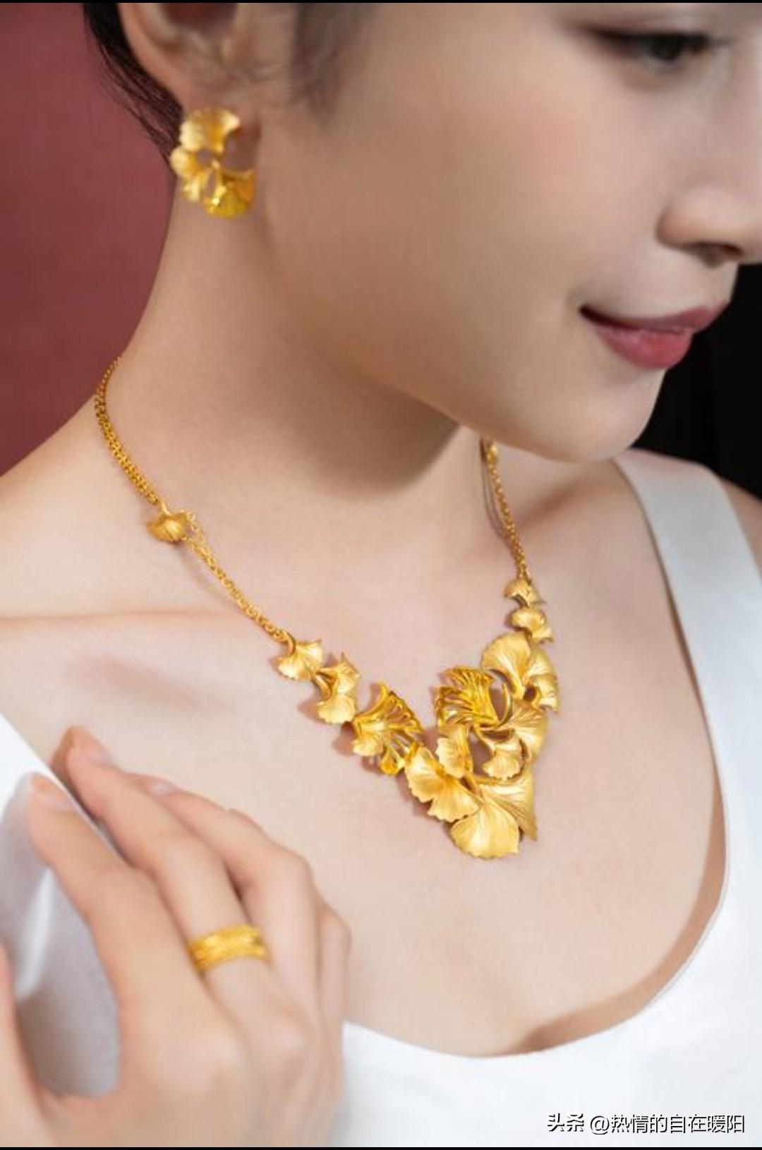 我是一名退休教师
白发偶尔染染
皱纹斑点 却未动刀
手上无镯
颈间无链
活得简单