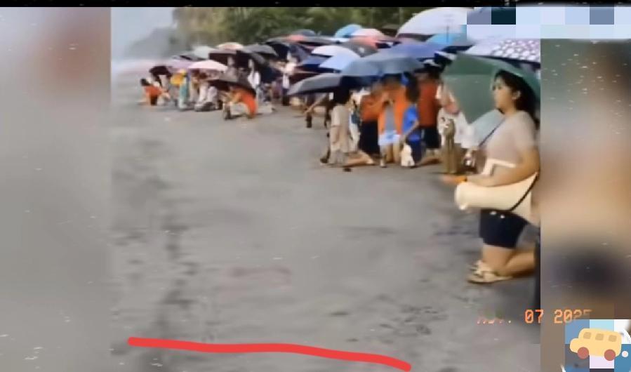 菲律宾两次强震接连来袭，
海边挤满祈祷的民众，
那画面看着既揪心又让人感慨。
 