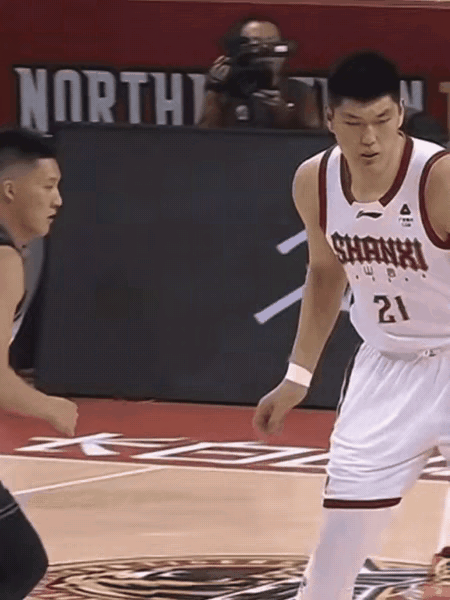 曾繁日被禁赛加罚款也许应该感觉到肉疼了！
在昨晚吉林队和山西队的比赛中，曾繁日在