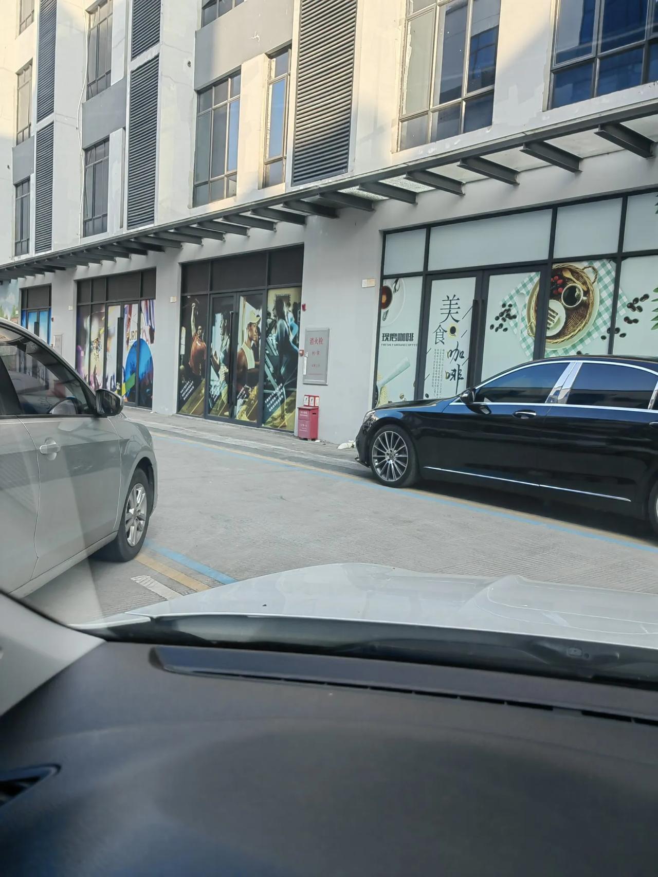 这个地方从前面试了两次我是真出不去的，摇下车窗两次都是左边差一点，弯很容易刮左车