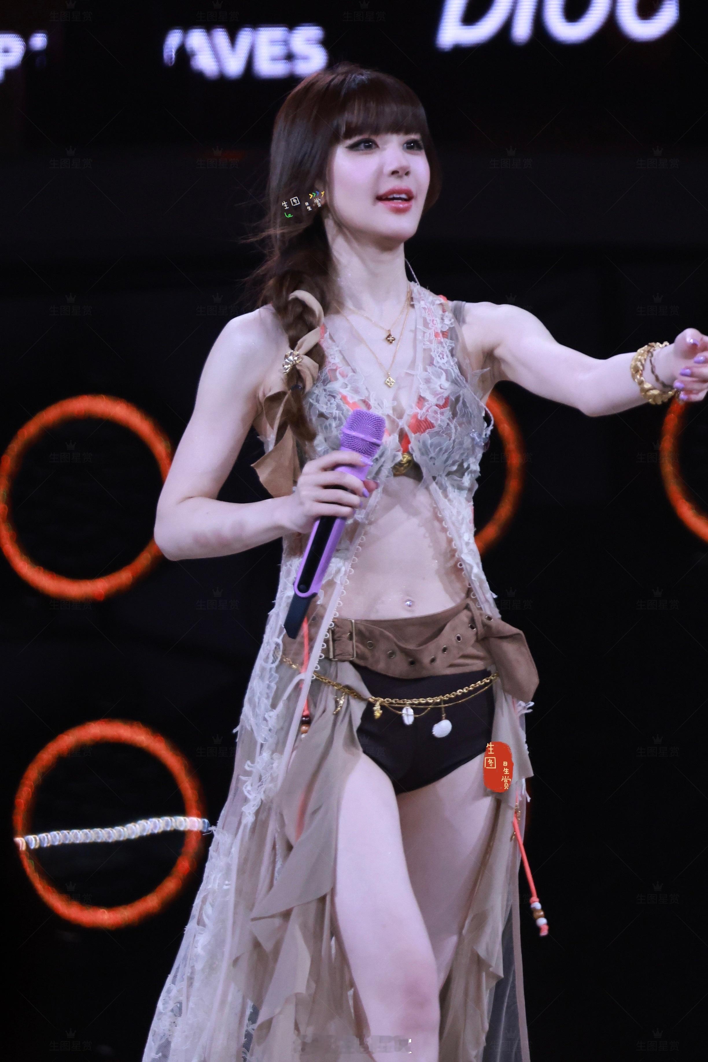 举高高比心的露思，宠粉公主来的💋赵露思stayromantic澳门演唱会