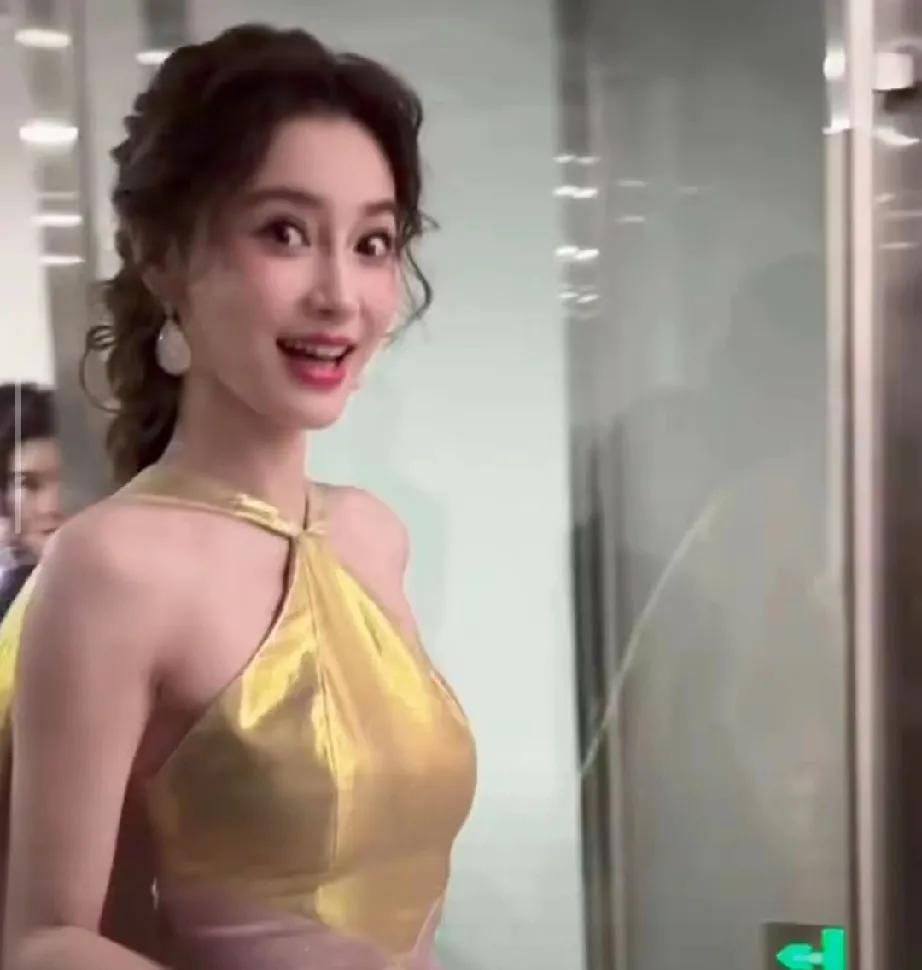 家人们，内娱有这样一位女明星，她自信从容，往那儿一站就是焦点；亲切和善，让人如沐