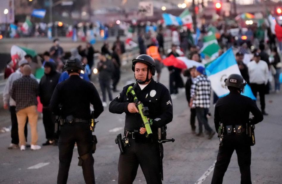 炸裂！特朗普挥向移民的“铁拳”：骂索马里人“垃圾”，派军队搞“沼泽清扫”？
 