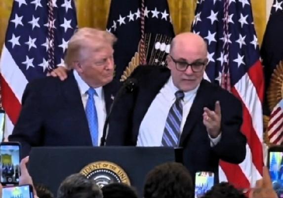 纽约市曼哈顿区长马克·莱文:“六年前我站在这里，我说这是我们的首位犹太裔总统。”