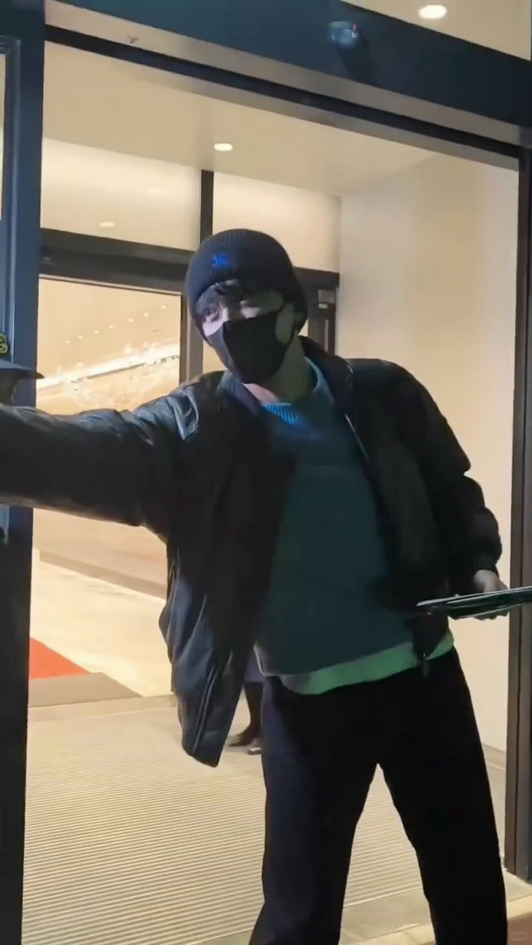 吴磊时装周机场到达路透，完美冷都男，身型真的越来越好了！ ​​​