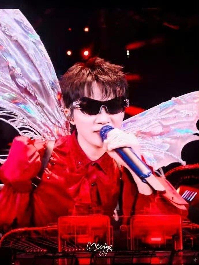 周深小福蝶上线 不是蝴蝶，是周深！演唱会舞台上，他一袭未来感十足的镭射翅膀造型，