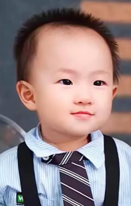 黄一鸣真的好聪明，王思聪不认她女儿，她不气也不恼，就隔三差五在网上发点视频。

