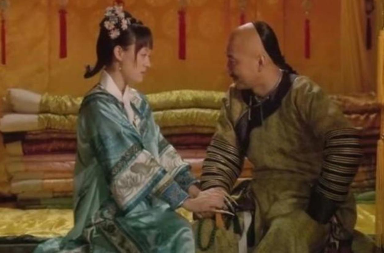 1766年令妃刚分娩完毕，乾隆便传召她侍寝，令妃身体虚弱也只能勉强支撑。

17