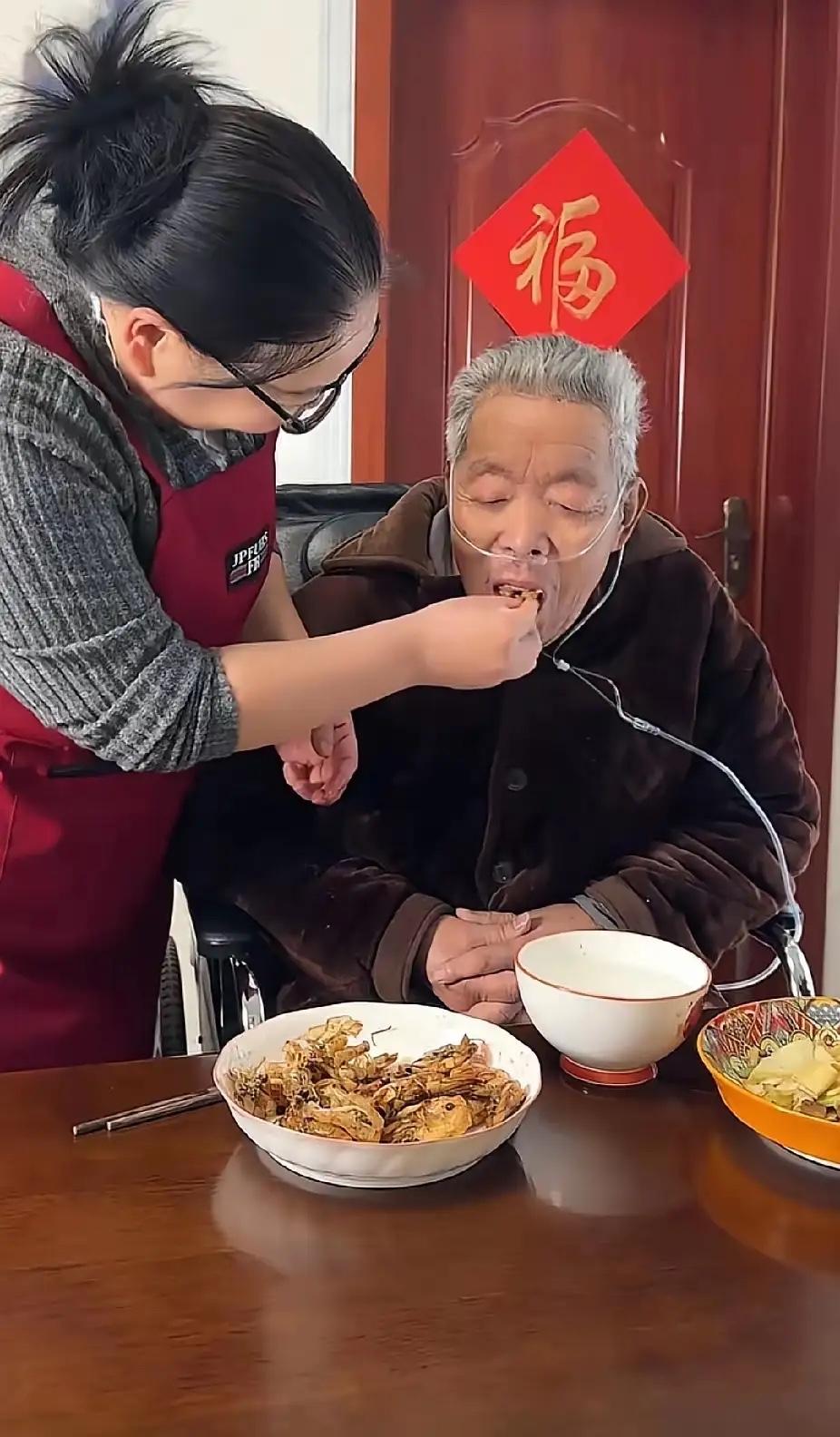 厂里突然提前放假了，归心似箭的男子，没告诉妻子提前回家的消息，收拾好行李箱就踏上