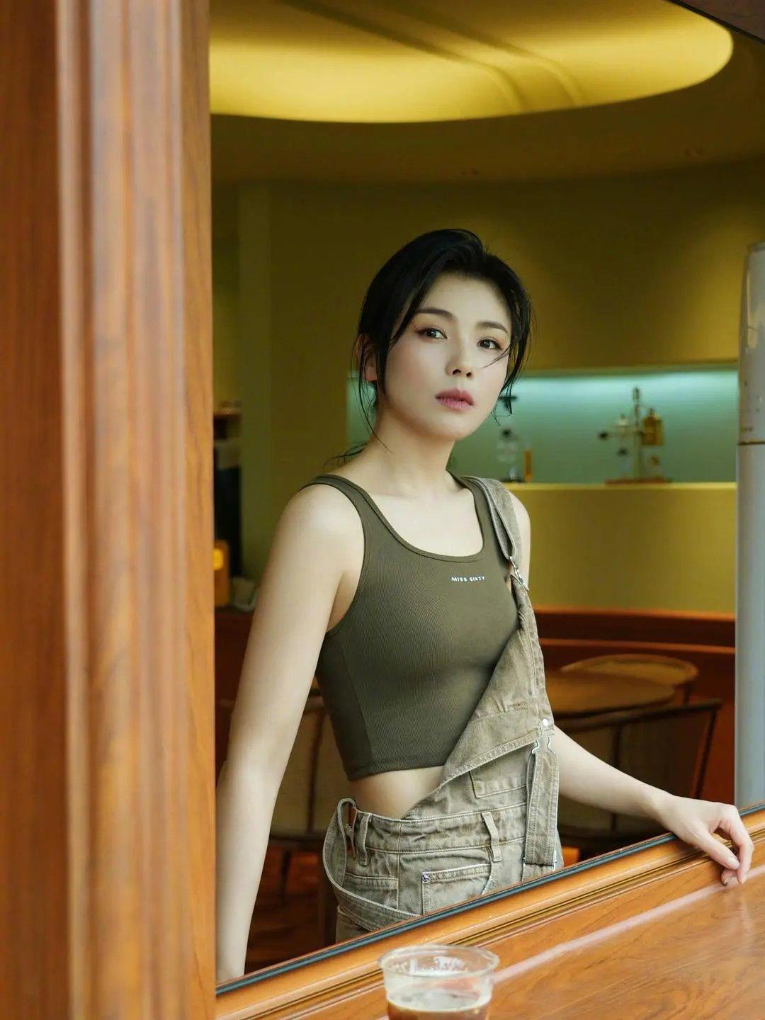 这位美女，也有点太走心了吧，衣服上扣子掉了都不知道。

恕老夫眼拙，你说这衣服到