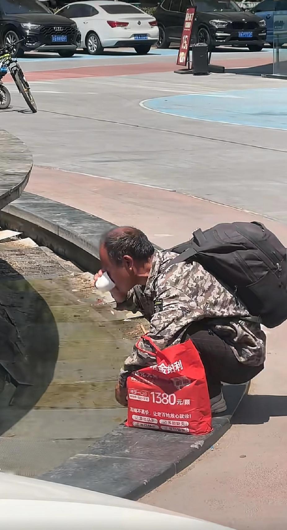 看见陌生大叔蹲在路边的一个举动，年轻男子急得大喊起来，接下来的一幕，更是让人直呼