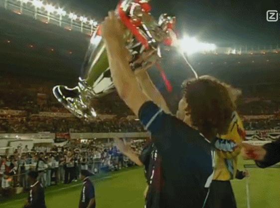 24岁的范德萨可惜看不到当时的新闻了，或许在举起欧冠冠军之前，当时的舆论也会觉得