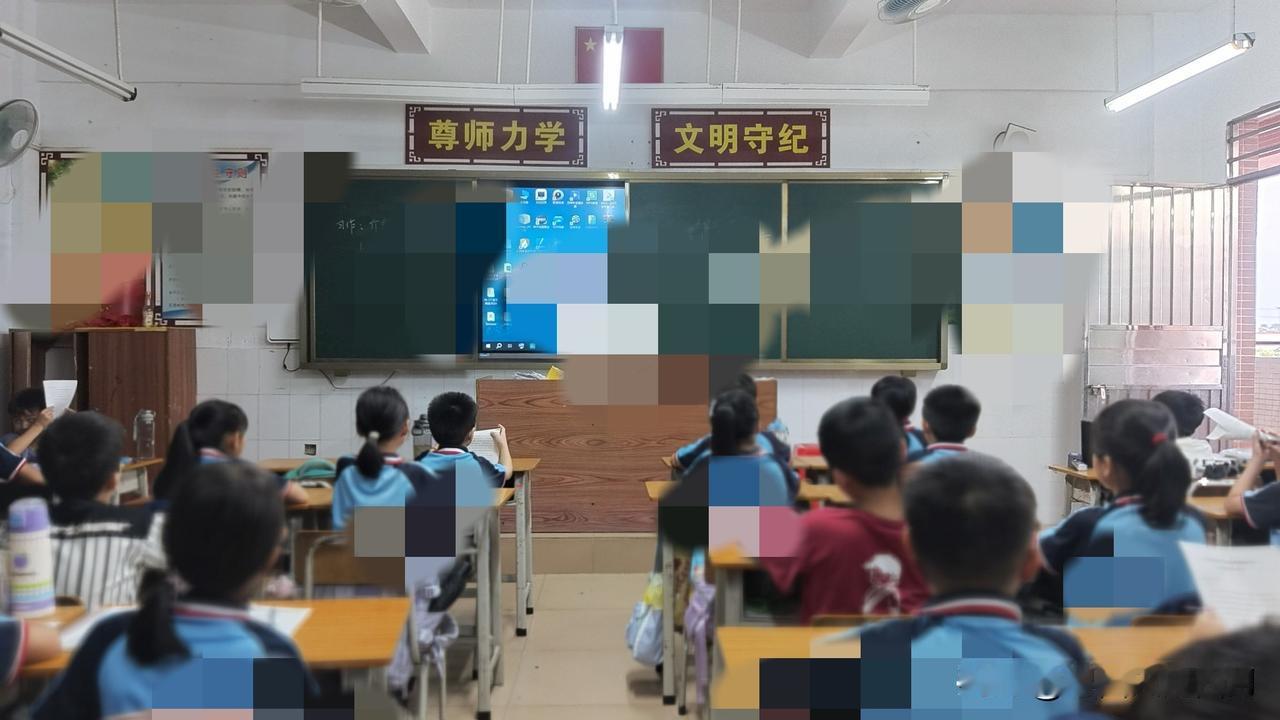 办公室里一老师在求学生学习。
师:你能不能学一点点？现在是老师求你学了。
生点头