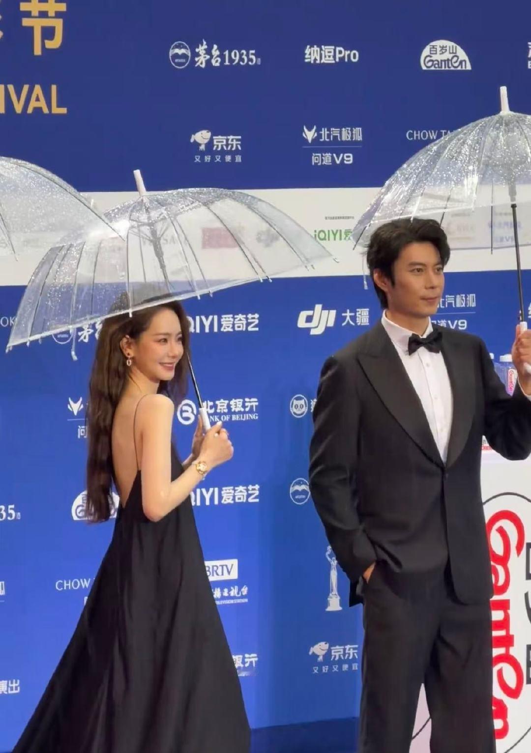 戚薇艾伦反差cp感戚薇状态好到封神！黑吊带简约霸气，反观艾伦高大却不稳重，踩裙名