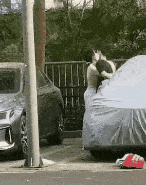 一对小情侣在一辆小汽车旁亲昵相拥。从相拥的场景不难看出，全程都是小姐姐主动搂住小