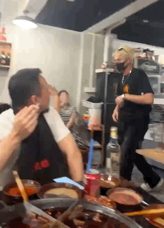 #重庆吃火锅偶遇王鹤棣#金色的头发很适合他，这一路小跑有帅到我[爱慕] ​​​