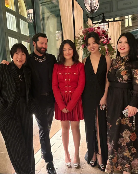 哈哈，辛芷蕾后面的花！ 辛芷蕾、李湘、王诗龄巴黎时装周同框合照， 辛芷...